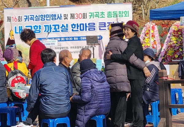 귀곡실향민 행사장에서 오랜만에 만난 고향사람들이 포옹을 나누고 있다.