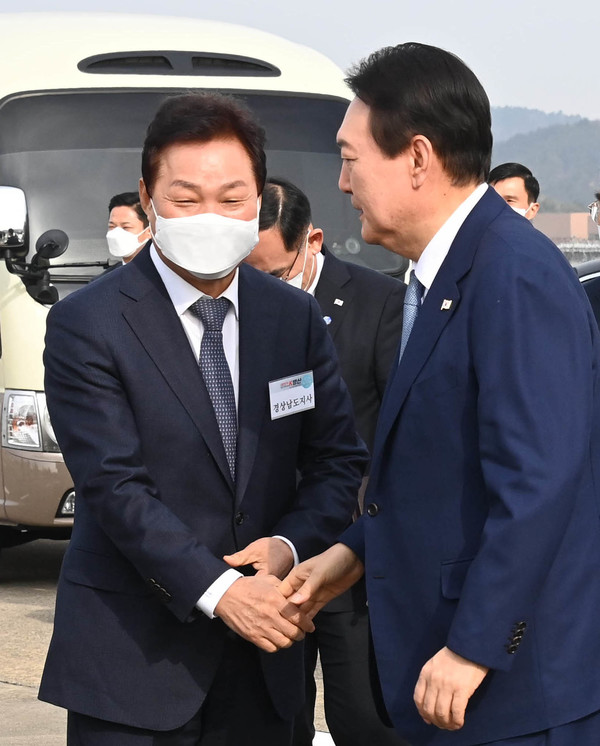 박완수 경남지사(왼쪽)과 윤석열 대통령 