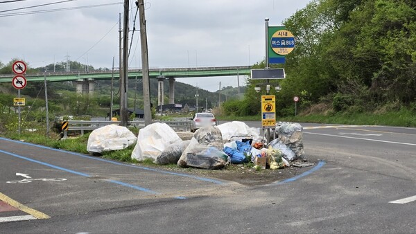 진주역세권으로 가는 길목의 진주역철길밑 버스정류장. 수년째 각종 쓰레기가 무단으로 버려지고 있다.