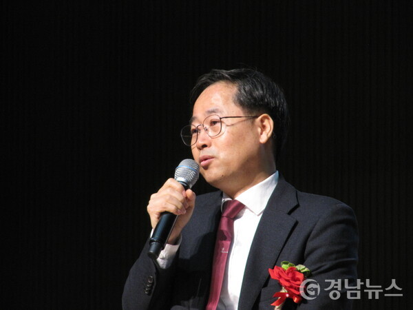 북 콘서트를 진행 중인 한경호 진주시장 출마예정자